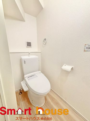 【トイレ】 | 相模原市南区大野台　新築一棟 | 節水型でエコなトイレには、今では当たり前のウォシュレット付き。便座を温める機能もついていて、居心地良くてトイレから出られなくなるかも！換気用に換気扇はもちろん、窓も着いているので常に快適ですね♪