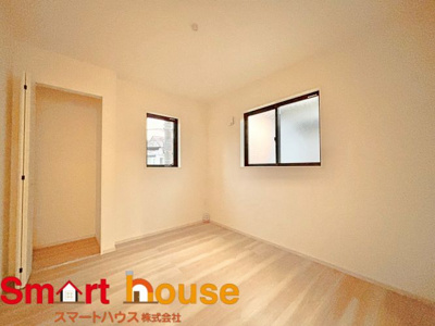 【洋室】 | 相模原市南区大野台　新築一棟 | 木目のフローリングが暖かみのある室内に。明るい寝室で心地のいい朝を迎えられそう。