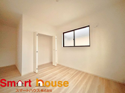 【洋室】 | 相模原市南区大野台　新築一棟 | 広々とした居住空間は日々の暮らしを彩り、心のやすらぎと満足感を与えてくれます。通風と採光を考慮した設計は子供たちはのびのび育ち、家族でくつろぎと団らんを生み出します。