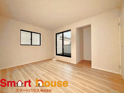 【洋室】 | 相模原市南区大野台　新築一棟 | 光が沢山取り込める大きな窓。2面採光なので、日差しを長時間受ける事が出来る暖かいお部屋です。