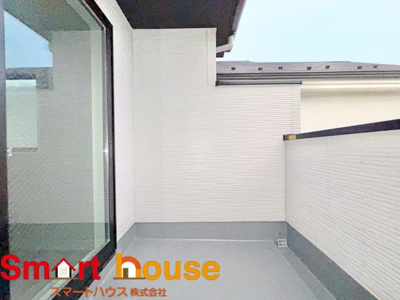 【バルコニー】 | 相模原市南区大野台　新築一棟 | で陽当りの良いバルコニーは、物干しセットを追加すれば、一度にたくさんのお洗濯物が干せるのが魅力！バルコニーは洗濯物を干すだけの場所じゃなく、家族のゆとりのある時間を演出するプライベート空間。