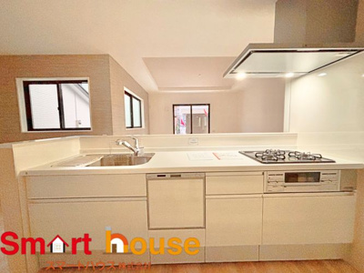 【キッチン】 | 相模原市南区大野台　新築一棟 | ダイニングからワークスペースを見渡せる、見せるキッチン。ダイニングとの空間のつながりが、スペースのゆとりを生み出します♪