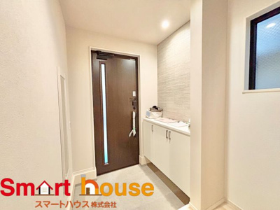 【玄関】 | 相模原市南区大野台　新築一棟 | 住む人も来客も入った瞬間にワクワクさせてくれるオシャレな玄関♪
収納もたっぷりあるので、靴がたくさんあっても安心！
気持ちの良い朝は、毎日ここからスタートしていきます♪