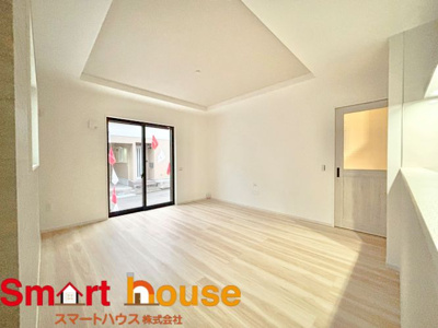 【居間・リビング】 | 相模原市南区大野台　新築一棟 | 大切なご家族が集まるからこそＬＤＫはこだわりたい！休日はおひさまの光をたっぷりと取りこめるリビングでゆったりと過ごしませんか？子供たちが元気に笑いながら走り回っても十分な広さの空間です。