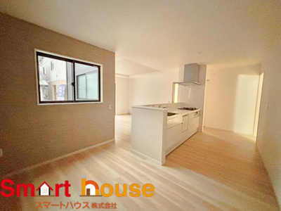 【居間・リビング】 | 相模原市南区大野台　新築一棟 | 導線もしっかりと取れている間取りなので、ダイニングテーブルやソファー、ローテーブルなどの家具もしっかりと配置できます。ゆったりとした広さの空間でご家族だんらんの時間をお過ごしください。