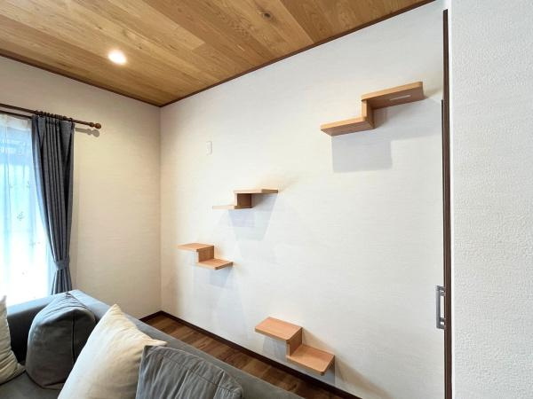 判田台南3丁目　戸建の内装|壁面に設置されたステップがアクセントとなる空間です。木目調の天井が室内に統一感をもたらしています。シンプルな内装でレイアウトも楽しめます。