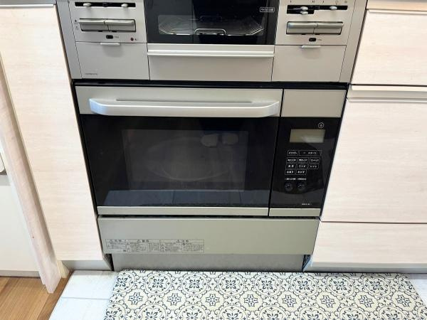 判田台南3丁目　戸建のその他|キッチンにビルトインされた電子レンジが設置されています。すっきりとしたデザインで使いやすさが感じられます。調理の際にもスムーズに操作できる配置です。