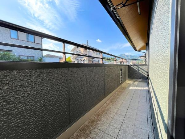 判田台南3丁目　戸建のバルコニー|開放感のある眺望が魅力のバルコニーです。広々とした空間で快適にご活用いただけます。外壁や手すりも清潔感があり、安心してお使いいただける造りです。