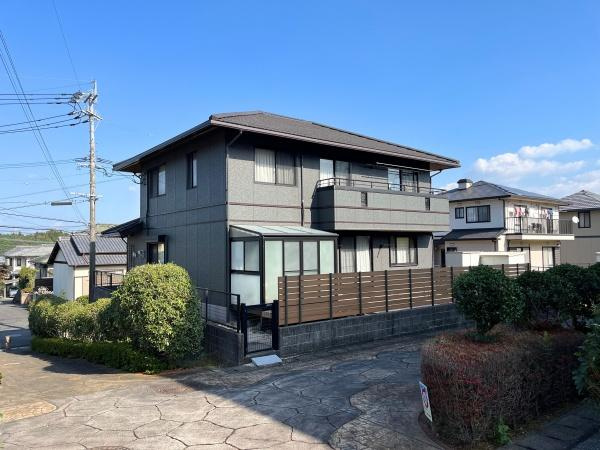 判田台南3丁目　戸建のその他|ゆとりのある敷地と広々としたバルコニーが特徴の住まいです。落ち着いた色合いの外観がシックな印象を与えます。周囲の緑が日常にやさしいアクセントを添えています。