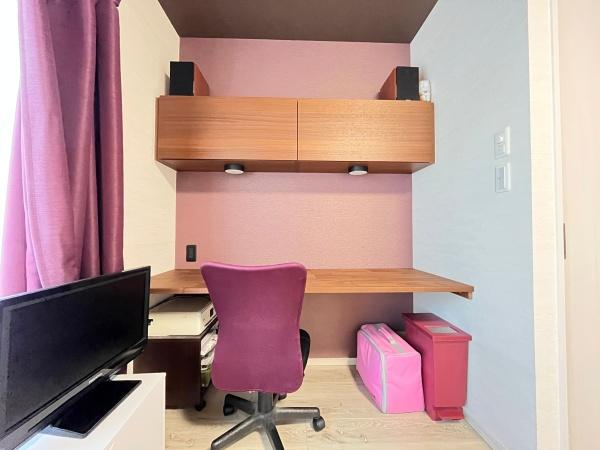判田台南3丁目　戸建の洋室|優しいピンクのアクセントクロスが、お部屋全体を明るく柔らかな雰囲気に。デスクまわりがパッと華やぎ、仕事や勉強の時間も前向きな気持ちで過ごせる空間です。