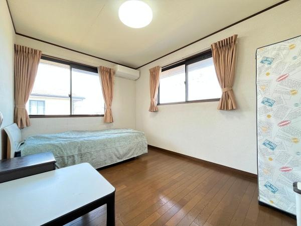 判田台南3丁目　戸建の洋室|二面に窓があり室内は明るい印象です。シンプルな洋室で家具の配置も自由に楽しめます。床はフローリングでお掃除がしやすい仕様です。