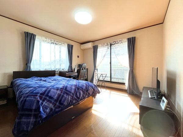 判田台南3丁目　戸建の洋室|柔らかな光が差し込む、心地よい洋室です。二面採光で明るさたっぷり。朝の時間も気持ちよく迎えられます。
