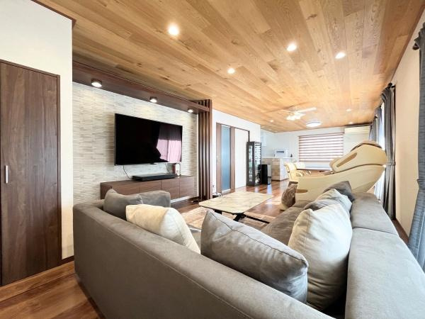 判田台南3丁目　戸建の居間・リビング|木目調の天井が空間を引き立てるリビングです。開放感のある広々とした造りが特徴です。大きな窓から自然光が差し込み明るい雰囲気を演出しています。