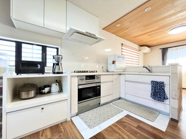 判田台南3丁目　戸建のキッチン|清潔感のある明るいキッチンです。収納が多く調理家電もすっきり配置できます。作業スペースが広く動きやすいレイアウトになっています。