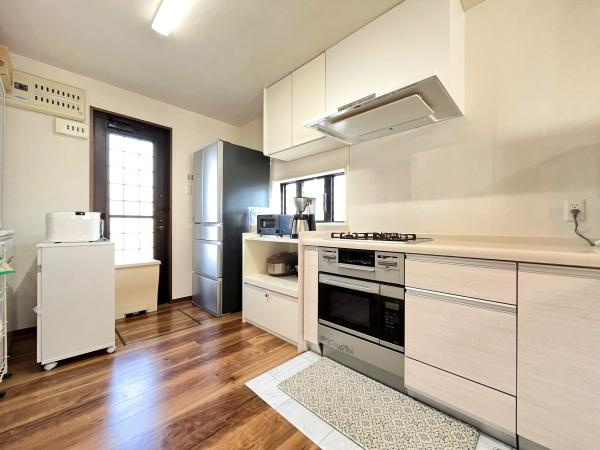 判田台南3丁目　戸建のキッチン|明るい採光と広々とした空間が特徴のキッチンです。収納が豊富で使いやすさが魅力です。清潔感のあるデザインで設備も整っています。床や壁のカラーも統一されていて印象的です。