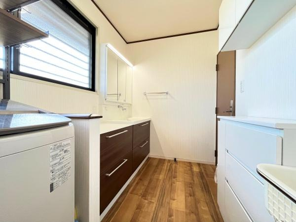 判田台南3丁目　戸建の独立洗面台|広々とした洗面所は収納スペースが充実しています。窓から自然光が入り室内が明るい印象です。木目調のフローリングが落ち着いた雰囲気を演出しています。シンプルなデザインで清潔感があります。