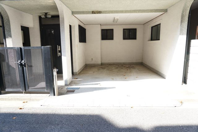 中古戸建　大東市緑が丘1丁目（平成8年築）の駐車場