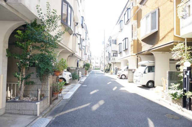 中古戸建　大東市緑が丘1丁目（平成8年築）の前面道路含む現地写真