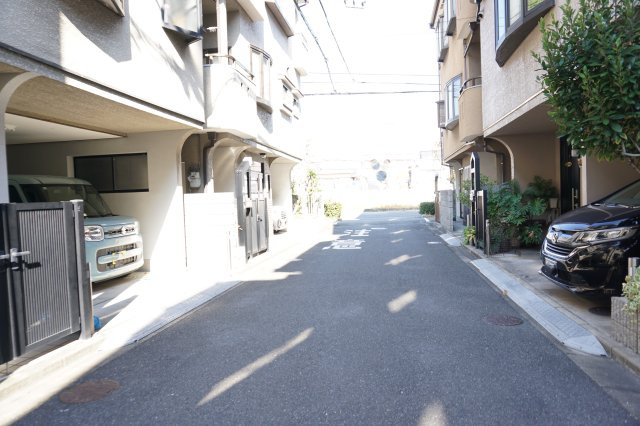 中古戸建　大東市緑が丘1丁目（平成8年築）の前面道路含む現地写真