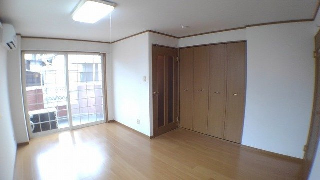 【内装】 | リブェール嵐山 | 明るい色調の室内です