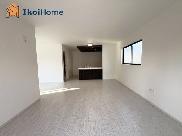 神戸市西区桜が丘中町2丁目　新築戸建の居間・リビング|◆同社施工例◆広々としたLDKは3面採光で明るい団欒スペースとなっております。