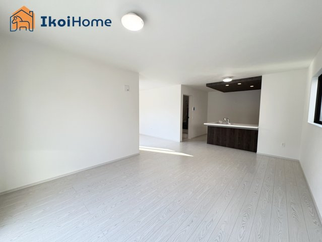 神戸市西区桜が丘中町2丁目　新築戸建の居間・リビング|◆同社施工例◆広々としたLDKは開放感があり、大型家具を設置しても圧迫感がありません。