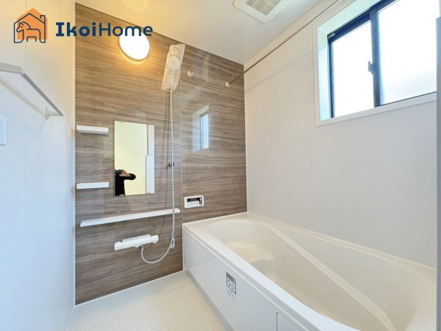 神戸市西区桜が丘中町2丁目　新築戸建の浴室|◆同社施工例◆小窓があり換気良好の浴室です。清潔な空間を保てます。