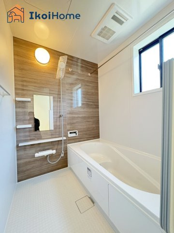 神戸市西区桜が丘中町2丁目　新築戸建の浴室|◆同社施工例◆足を伸ばしてご入浴いただけるゆったりとした浴槽です。ベンチタイプで半身浴も可能です。