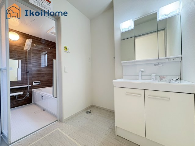 神戸市西区桜が丘中町2丁目　新築戸建の洗面所|◆同社施工例◆洗面台はお化粧をする時にも便利な３面鏡＆お掃除の際にも便利なハンドシャワータイプです。