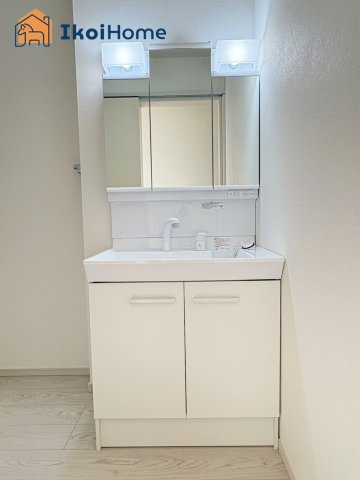 神戸市西区桜が丘中町2丁目　新築戸建の洗面所|【ホームページに現地動画掲載中】●年中無休：当日予約可●洗面台はお化粧をする時に便利な３面鏡。