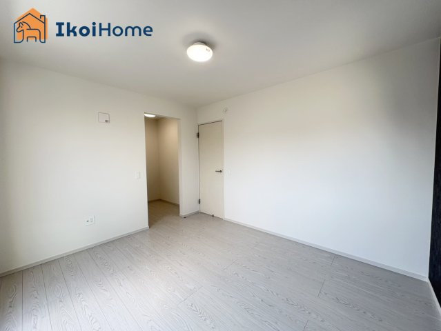 神戸市西区桜が丘中町2丁目　新築戸建の寝室|◆同社施工例◆バルコニーに面した明るいお部屋です♪クローゼットも完備しております！