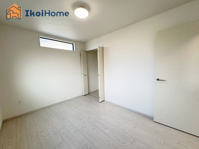 神戸市西区桜が丘中町2丁目　新築戸建の寝室|◆同社施工例◆注意。カーテン・カーテンレールは付いておりません。弊社にご相談ください。