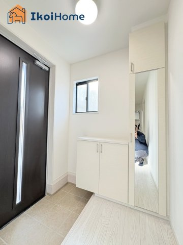 神戸市西区桜が丘中町2丁目　新築戸建の玄関|【ホームページに現地動画掲載中】●年中無休：当日予約可●大きな靴箱が付いています。