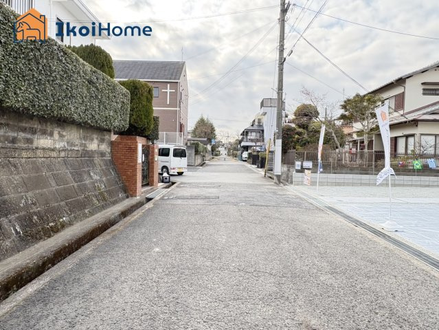 神戸市西区桜が丘中町2丁目　新築戸建の前面道路含む現地写真|【ホームページに現地動画掲載中】●年中無休：当日予約可●南東向き前面道路広く約6.5mございます！