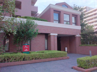 【エントランス】 | ビーコンヒル能見台ウエストヒルA館 | お手入れの行き届いたエントランスです。