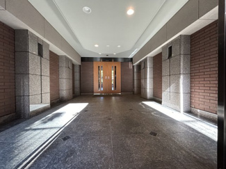 【エントランス】 | ビーコンヒル能見台ウエストヒルA館 | 広々としたエントランス