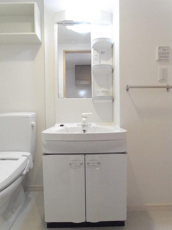 リブリ・JOY MAKUHARIの独立洗面台|脱衣スペースもあります