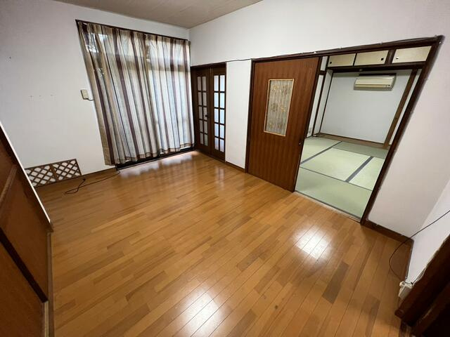 ラテール東寺尾戸建の居間・リビング