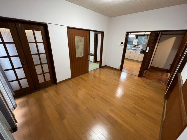 ラテール東寺尾戸建の居間・リビング