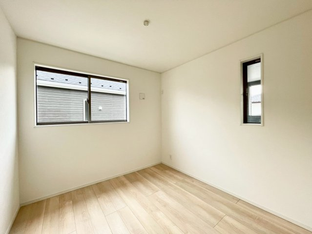 耐震等級３！ご成約プレゼント対象物件！の洋室|日当たり風通しともに良好！明るく朝を迎えられるつくりになっています♪
