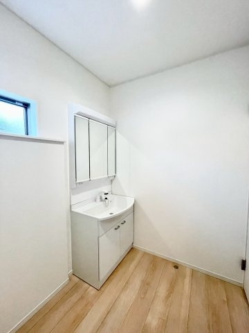 耐震等級３！ご成約プレゼント対象物件！の独立洗面台|洗濯機を置いても余裕の広さ！鏡の裏には収納スペース付き！