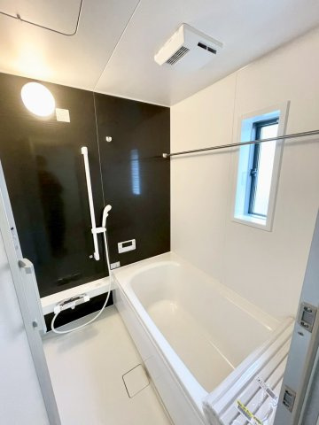耐震等級３！ご成約プレゼント対象物件！の浴室|浴室乾燥機付きのお風呂です♪窓もあるので換気などもしっかりできます！！