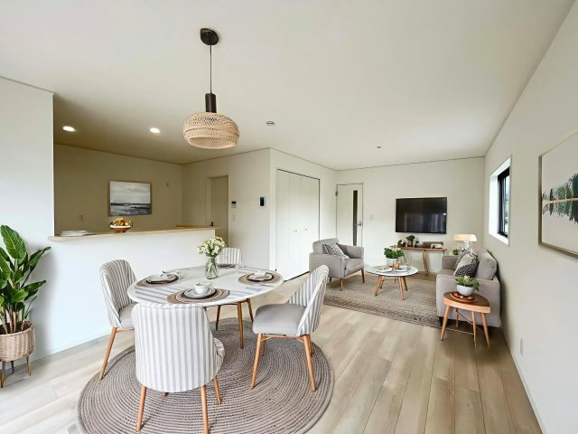 耐震等級３！ご成約プレゼント対象物件！の居間・リビング|大きな窓で日当たり良好♪広いリビングはご家族でゆっくりくつろぎたい方にオススメです！　２号棟　※ CGで家具を配置しています