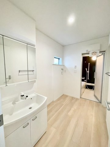 耐震等級３！ご成約プレゼント対象物件！の独立洗面台|洗濯機を置いても余裕の広さ！鏡の裏には収納スペース付き！