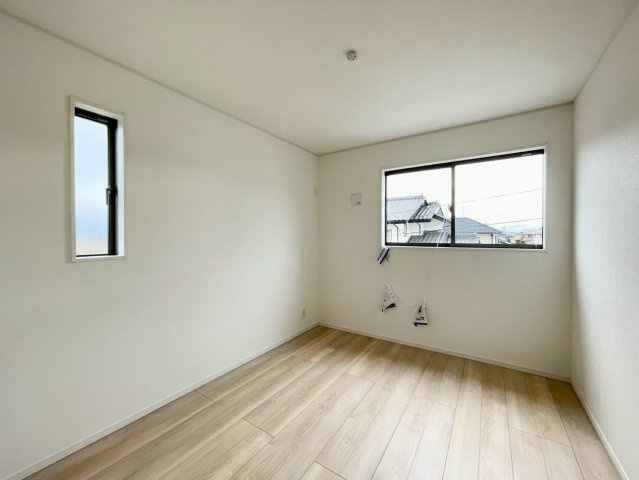 耐震等級３！ご成約プレゼント対象物件！の洋室|日当たり風通しともに良好！明るく朝を迎えられるつくりになっています♪