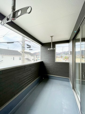 耐震等級３！ご成約プレゼント対象物件！のバルコニー|日当たり良好な広いバルコニー！洗濯物の出し入れなど楽々できちゃいます♪