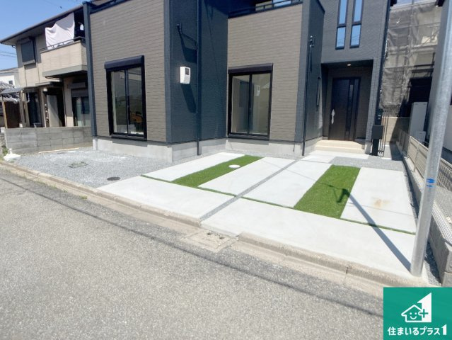 高砂市高砂町東宮町　新築一戸建ての駐車場|並列２台駐車可能！ゆとりの駐車スペースで車庫入れもスムーズ！