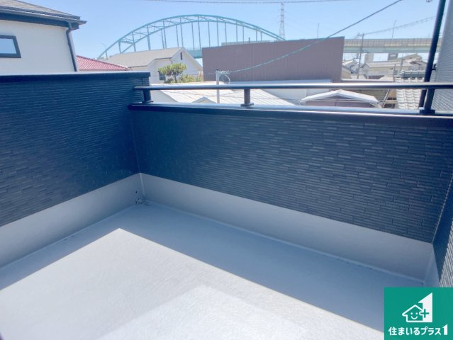 高砂市高砂町東宮町　新築一戸建てのバルコニー|ワイドバルコニーは洗濯物を干すスペースが広いのでご家族が多くても安心！