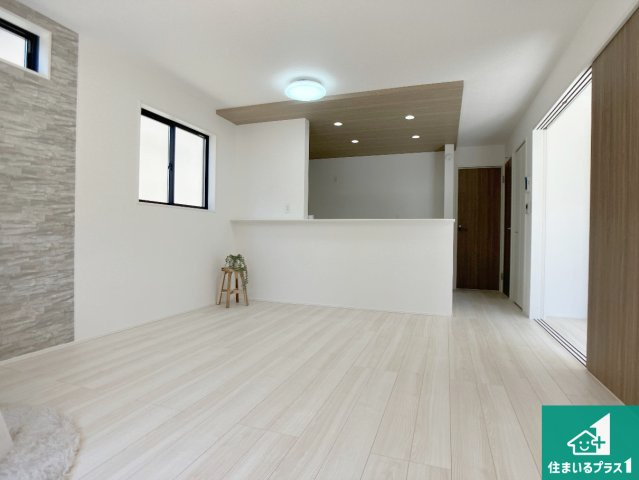 高砂市高砂町東宮町　新築一戸建ての居間・リビング|子供を見守りながらお料理が出来るため家族のコミュニケーションか増えます♪スペースが広く確保されている為お子様が大きくなったときは一緒に料理を楽しめます♪
