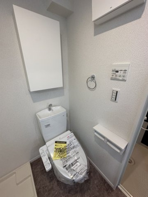 【トイレ】 | ウィルジューン六浦 | 温水洗浄便座付き＆便利な収納付きです♪